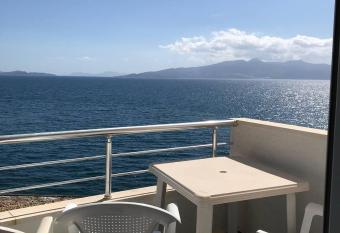 Beach flat Saranda, wonderfull sea view has Balcony rooms