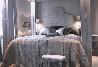 Schwanen Herz allows 18 year olds to book a room