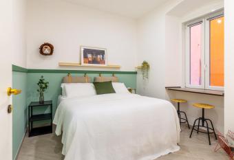 Lovely and tiny Pied-  -terre in the City center allows 18 year olds to book a room