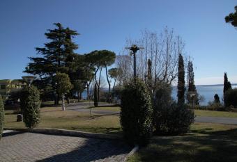 Lato soleggiato @Gardazzurro has Balcony rooms