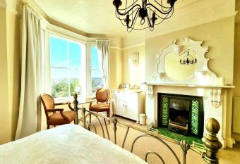 West Hill Villa Retreat - Edwardian City View Balcony Ensuite with Room Served Breakfast & Free Parking has Balcony rooms