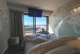 Lifestyle Luxury Suite - Your Frame Over the Sea - Suite Livorno Holiday Home allows 18 year olds to book a room