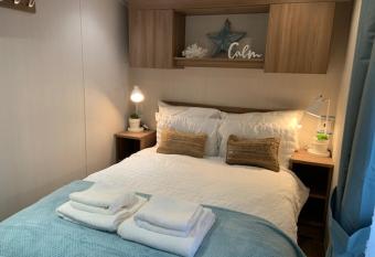 Cosy, coastal themed Holiday Home, Rockley Park, Poole, Dorset allows 18 year olds to book a room