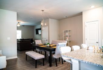 Newly built TownH 3BR/2.5BA near Downtown &Airport allows 18 year olds to book a room