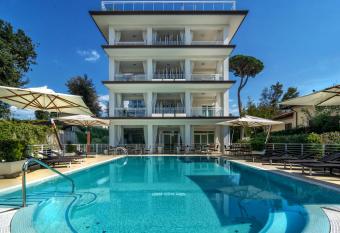 Hotel Central Park allows 18 year olds to book a room