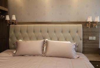 Locals Apartment Place 63 allows 18 year olds to book a room