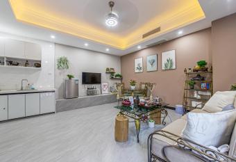 Locals Apartment House 01 allows 18 year olds to book a room