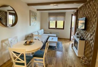 Zlatiborski prestoli has rooms with a private hot tub