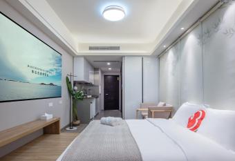 Locals Apartment Inn 00 allows 18 year olds to book a room