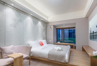 Locals Apartment Inn 02 allows 18 year olds to book a room