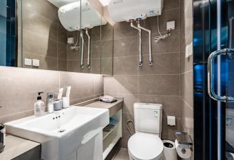 Locals Apartment House 08 allows 18 year olds to book a room