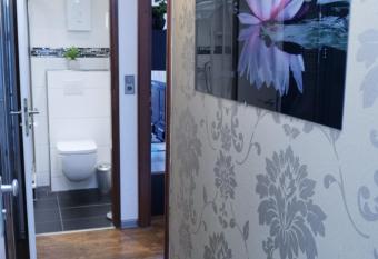 Kleine Lotusbl  te allows 18 year olds to book a room