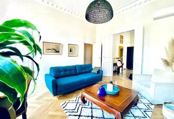 Le Questel - In the heart of the Roman city with balcony has Balcony rooms