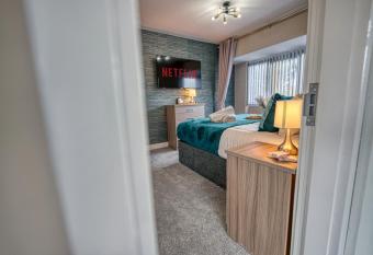 Solihull - B ham Airport and NEC, JLR Solihull, Business & Leisure Stays - Aspen House allows 18 year olds to book a room
