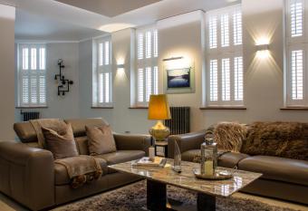 Utopia#2 Luxury City Centre Apartment by MGroupSA allows 18 year olds to book a room