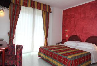 Hotel Soraya has rooms with a private hot tub