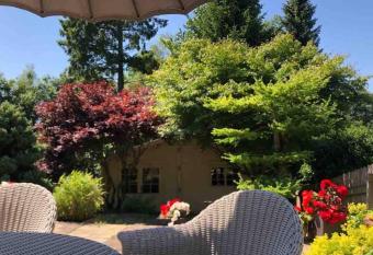 Beautiful 2-Bed Cottage in Hurst Green has Balcony rooms