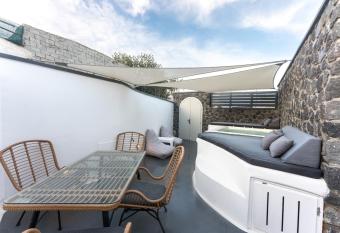 Sun Naam Home Santorini with heated jacuzzi has Balcony rooms