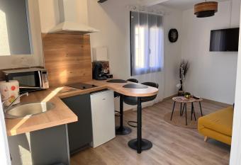 Studio cosy enti  rement neuf, arriv  e autonome allows 18 year olds to book a room