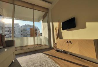 1-min walk from the Beach - New decor has Balcony rooms