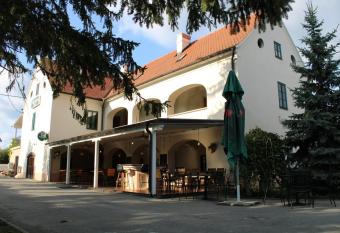 Taverna 1860 Rooms & Apartments has Balcony rooms