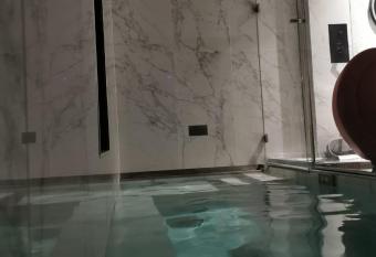 Lexury Suite Acqua allows 18 year olds to book a room