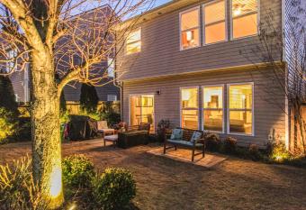 Family Garden Home - Cozy, Private, Relaxing, Sleep 10 has Balcony rooms