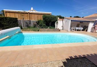 La Villa Fruchardiere Piscine Plage a 500 metres has Balcony rooms