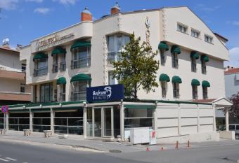 Centrum Hotel allows 18 year olds to book a room