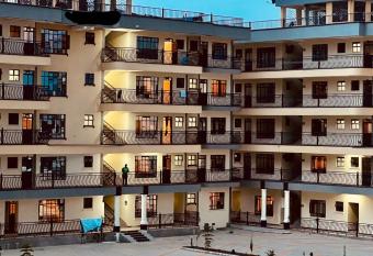 spacious 2 bedroom with Gym,swimmimg pool & lake view has rooms with a private hot tub