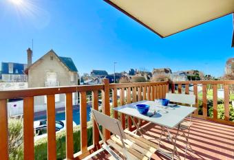 ECHAPPEE CHIC - Balcon - 150 m Casino Deauville & Plage allows 18 year olds to book a room