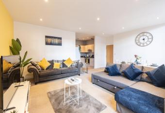 Luxury, Spacious Apartment In City Centre allows 18 year olds to book a room