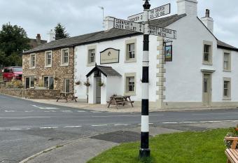 thebayhorse@arkholme allows 18 year olds to book a room