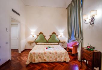 Hotel Fortuna has rooms with a private hot tub