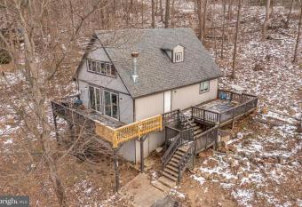 Hot Tub, Wraparound Deck, & WiFi at Chalet Cabin has Balcony rooms