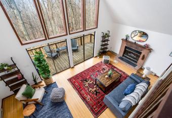 Modern Chalet Cabin w Hot Tub, Deck&Grill, & WiFi! has Balcony rooms