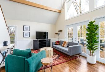 Modern Chalet Cabin w Hot Tub, Fire Pit, Huge Deck has Balcony rooms