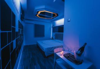 Motel Pr  ncipe Encantado allows 18 year olds to book a room