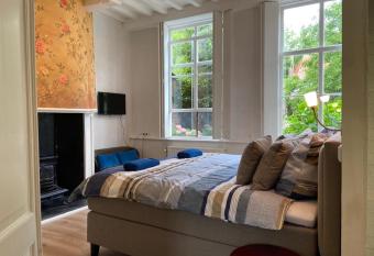 Tuinkamer in Monumentaal pand allows 18 year olds to book a room