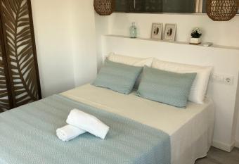 Estudios Ermitana 22 allows 18 year olds to book a room