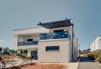 Funtana Villas an der 1 Reihe vom Meer has rooms with a private hot tub