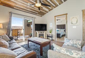 Rustic Cove Escape by the Lake has Balcony rooms