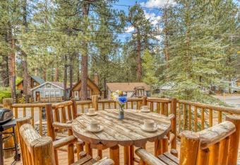100 - Cedar Hideaway has Balcony rooms