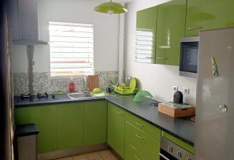 Les Prunes vertes has Balcony rooms