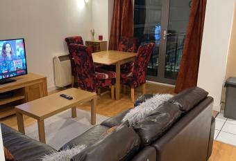 BigKings 2 bedroom apt with free parking beside piccadilly in central Manchester has Balcony rooms