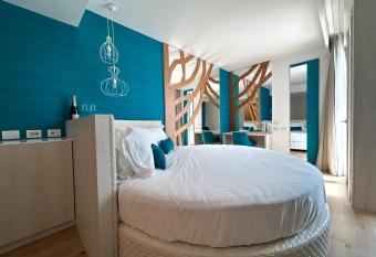 Hotel Regina has rooms with a private hot tub