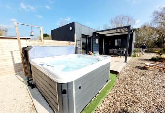 Cottage Prenium Happy Spa Jacuzzi has rooms with a private hot tub