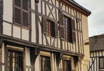 AU CHAMBELLAN allows 18 year olds to book a room