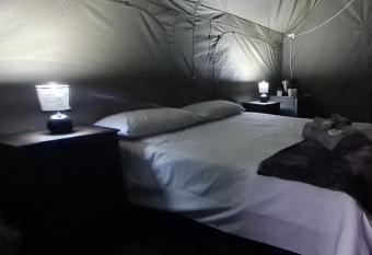 Klein Paradys Parys has rooms with a private hot tub