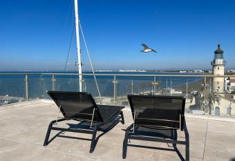 Le Phare du Grau Appartement Standing Vue Mer Jacuzzi allows 18 year olds to book a room